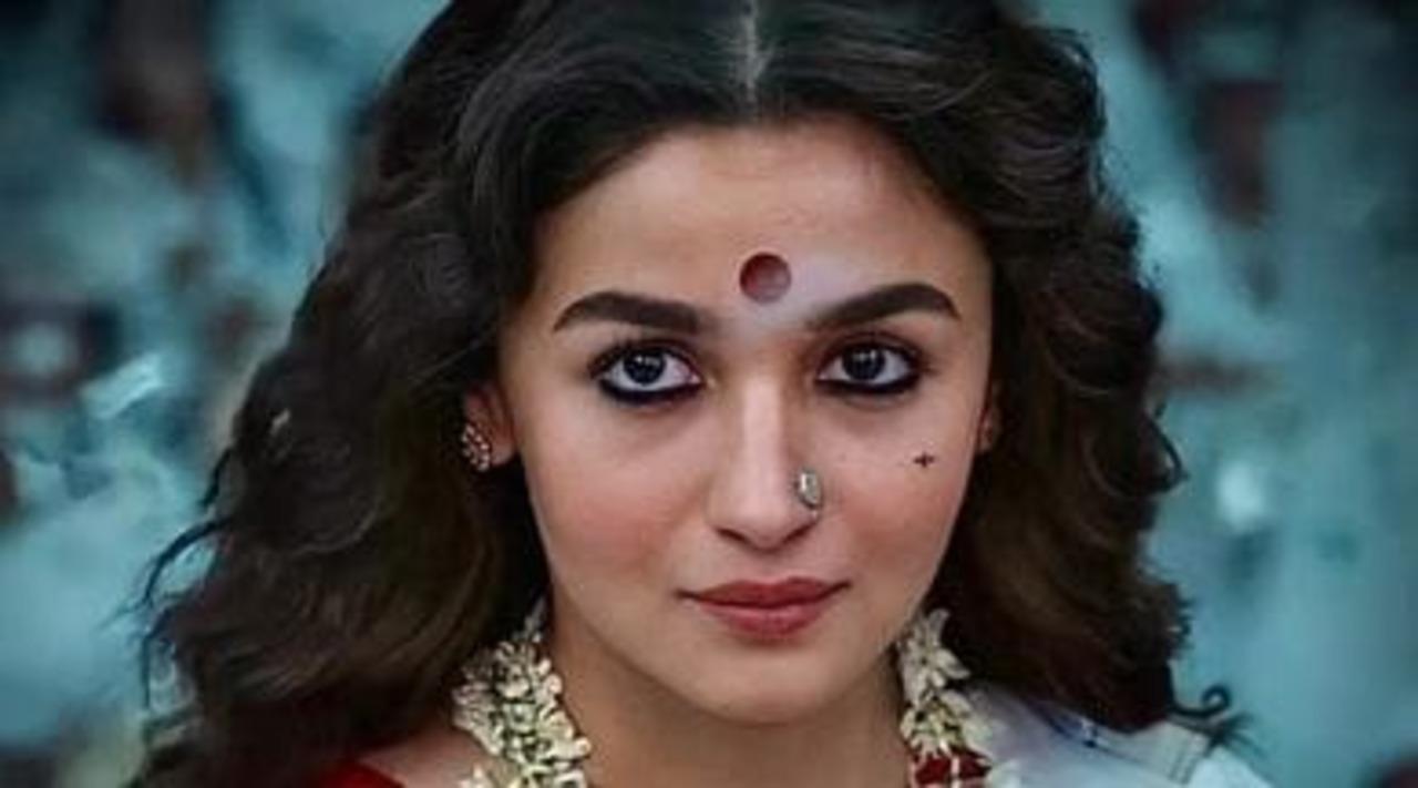 Alia Bhatt - Gangubai Kathiawadi
Alia’s look as Gangubai set in the 1960s was a perfect blend of vintage glamour and character-driven styling. She donned a crisp white sarees, bold eyeliner, and red lips, which became iconic.